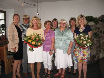 Mit der neuen Ehrenvorsitzenden Birgit Veith und der neuen Bezirksvorsitzenden Helga Gund